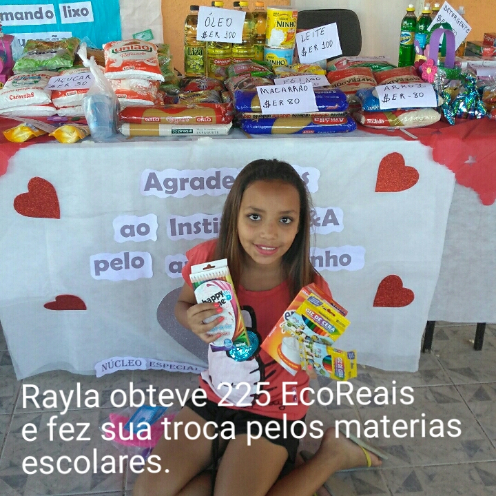 Foto da menina Rayla do NEAC com suas compras.jpg